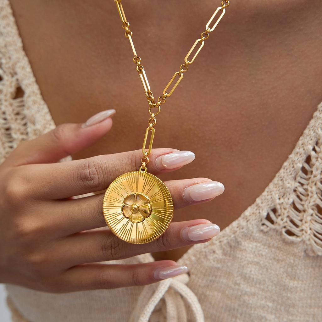 Light Luxury 18K Jinshan Camellia Pendant Necklace Accessories Jewelry