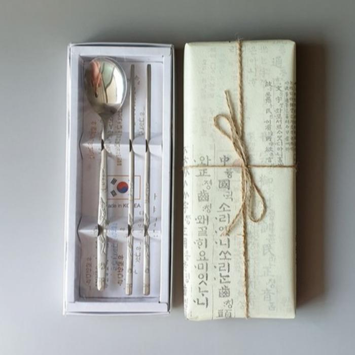 

Traditional Pine Crane Pattern Stainless Steel Spoon Chopstick Set Spoon Chopstick Set