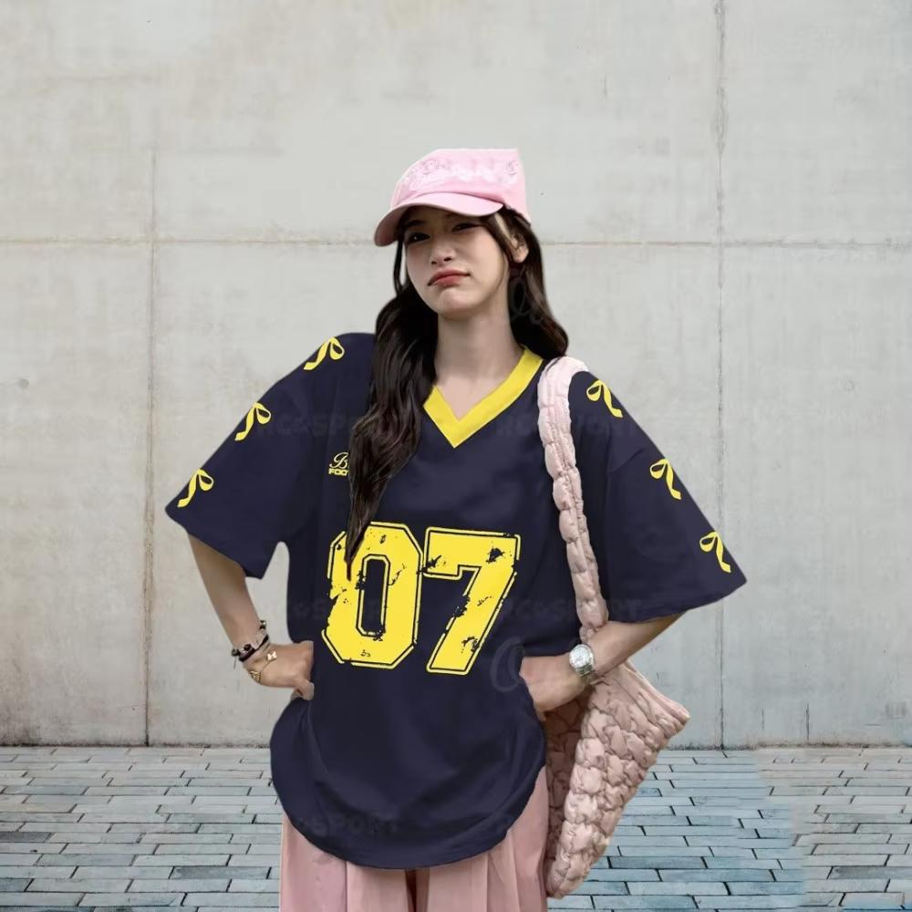 Ny dame størrelse 7 trykket V-hals kort ermet sommer fotballfan uniform, løs avslappet sport dame T-skjorte