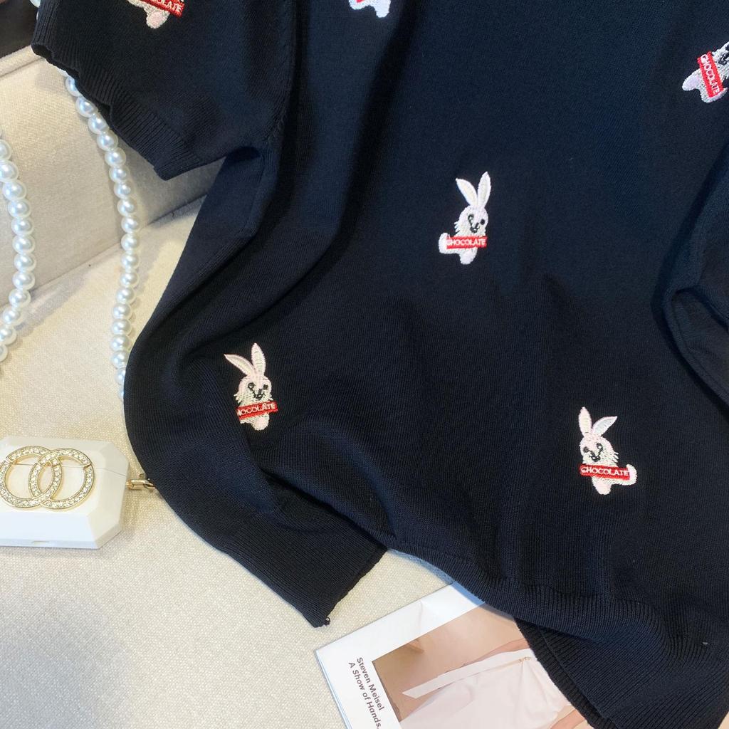 Damen Sommer Eis Seide Stricktop - Rundhalsausschnitt, Lockere Passform, Kaninchenstickerei, Kurze Ärmel