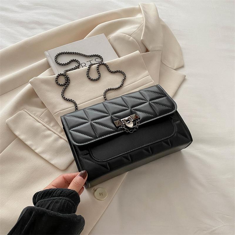 

2024 новая модная ретро сумка-мессенджер на цепочке, популярная однотонная эстетичная повседневная сумка, женская плечевая маленькая квадратная трендовая сумка чёрный