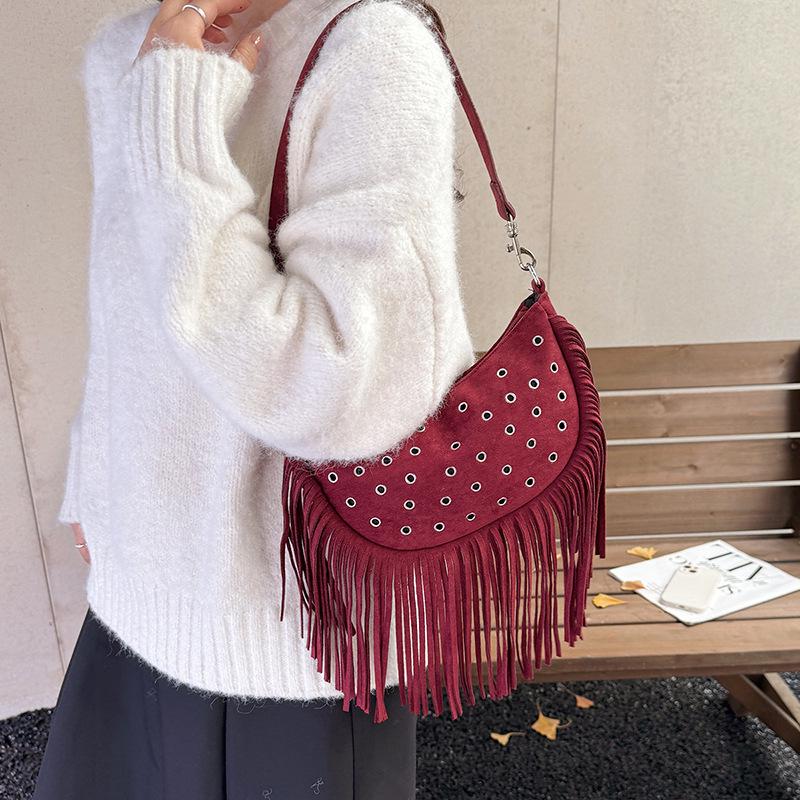 Lightweight Tassel Underarm Bag: Trendy Retro Saddle Design with Versatile Studded Details for Autumn and Winter Fashion