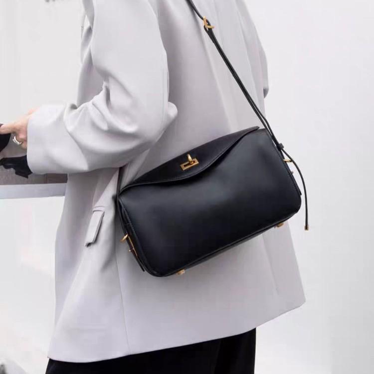 2026 New High-quality Leather Lock-up Boston Pillow Bag Large-capacity Simple Commuting One-shoulder Cross-section Female