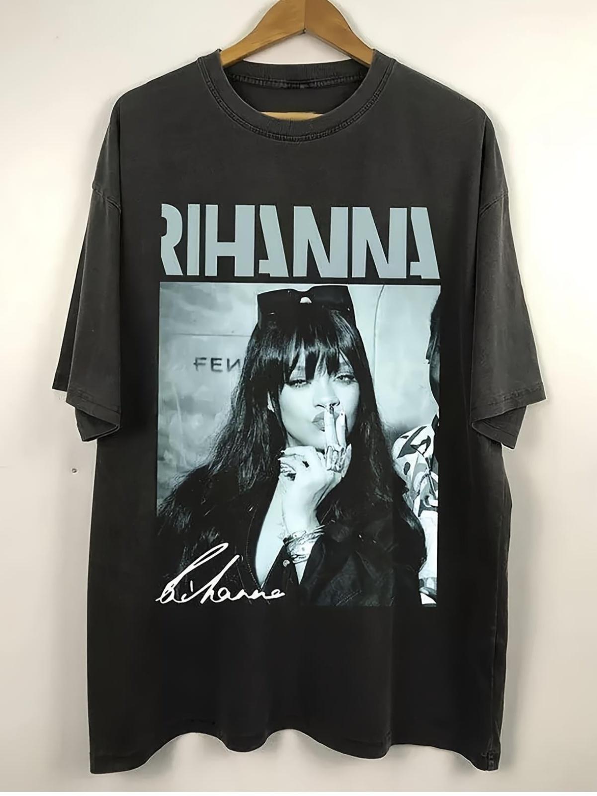 

Unisex 180g Cotton Short Sleeve T-shirt with Bold Rihanna Graphic Print - Classic Crew Neck Casual Shirt for Music Fans S