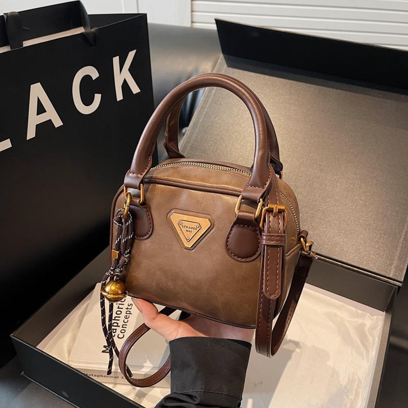 High-end Niche Bag Women's Autumn and Winter New Fashion Shoulder Messenger Bag Retro Portable Small Square Bag