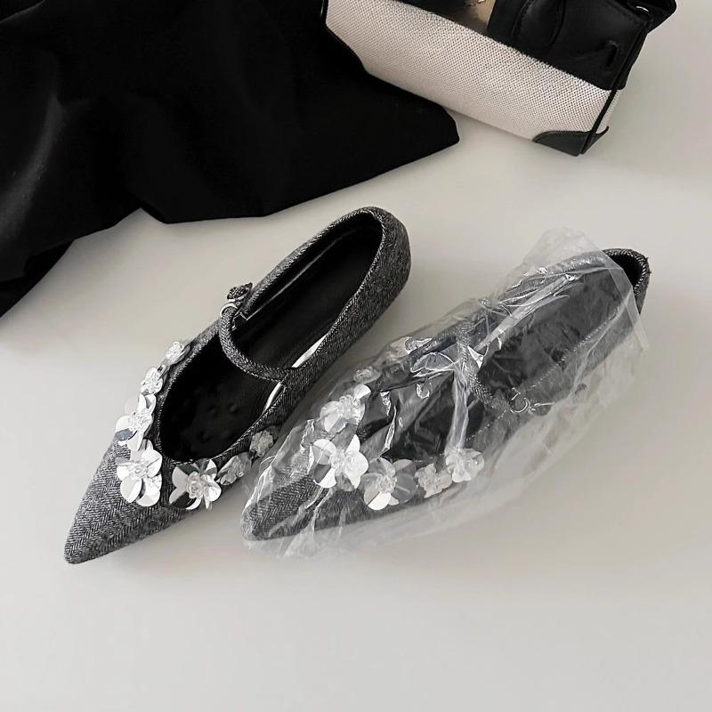 Pointed-toe Shoes with One-piece Buckle Strap for Adding Height in The Interior, Women's Style