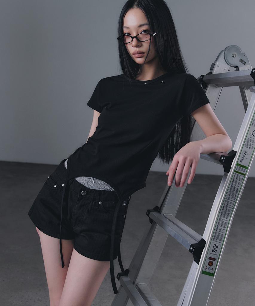 Geulouhaideu Z'Al Eyelet Strap Slit Short Sleeve T-Shirt_Black