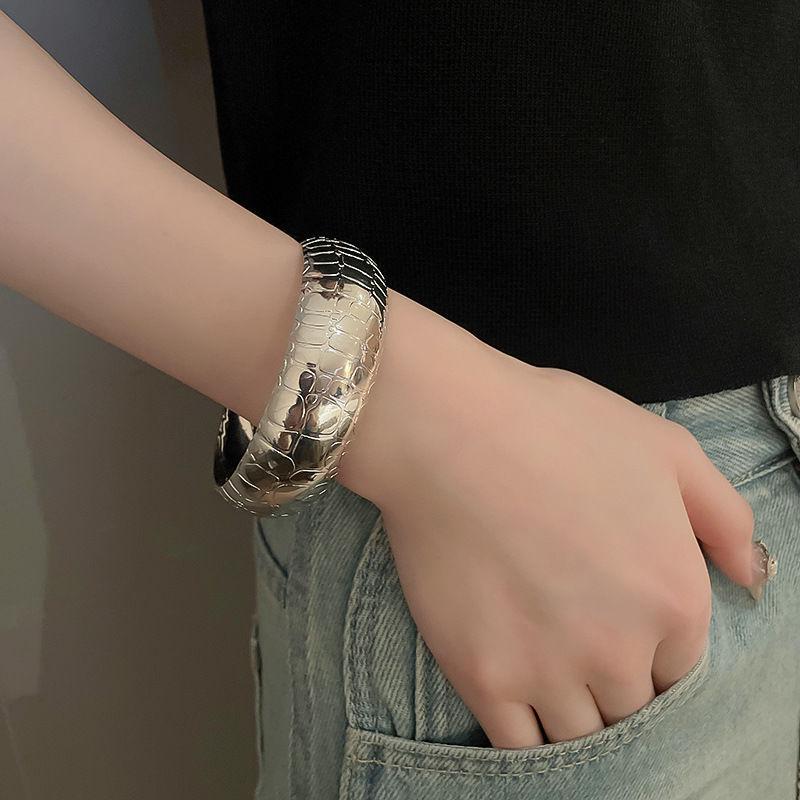 European Cold Style High-End Metal Pleated Bangle: Luxury Women's Temperament Bracelet