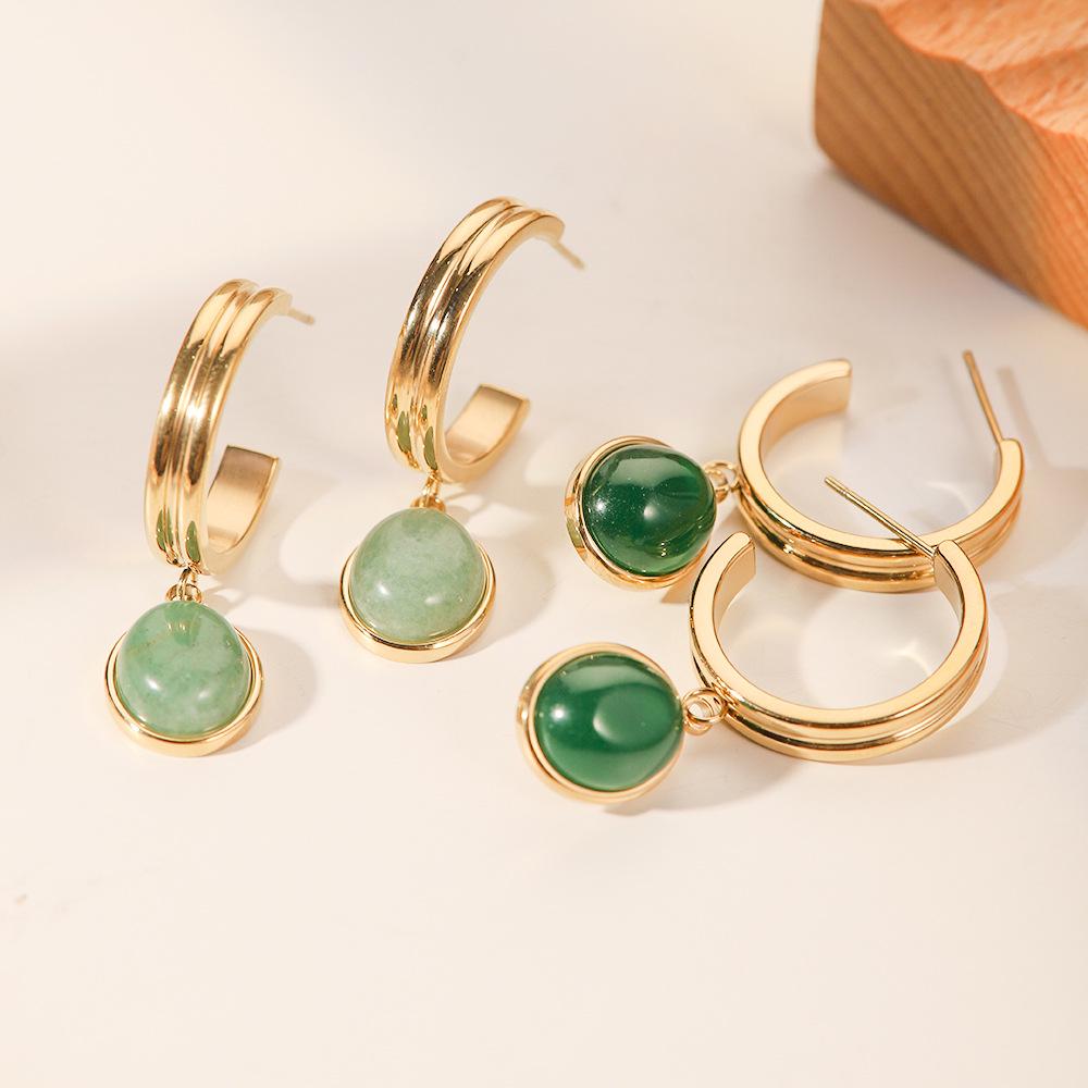 Retro Hong Kong-Inspired Exquisite Women's Bracelet: 18K Gold Titanium Steel with Zircon Square Pendant Beads.