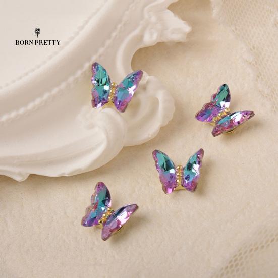 Dobré kouzla na nehty Ozdoby na nehty krásně aplikují jasnou barvu