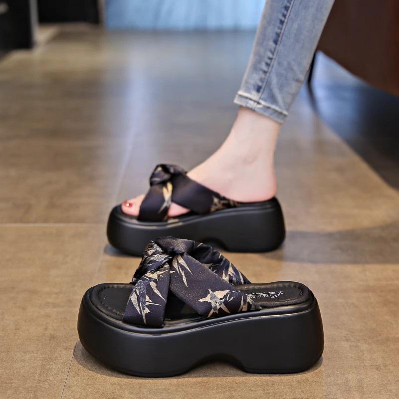 Thick-Soled Heightening Slippers Womens 2025 Summer New One-Word Drag Casual Beach Sandals Fashionable Versatile Casual Slippers