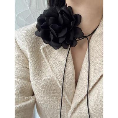 Übertriebene schwarz-weiße romantische Blumen-Choker-Halskette für Frauen, zarte Mode, Seil-Chian-Hals, weiblicher Kragen