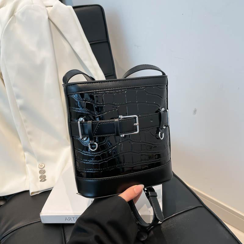 Autumn new Spice Girl locomotive bag fashion trend commuter shoulder women's bag messenger bag bucket bag