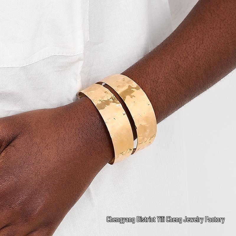 

Retro Leaf Design Women s Bracelet - Trendy Street Style Bangle