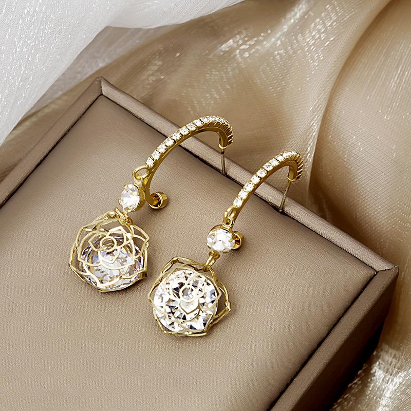 

Ослепительные серьги с полыми розами и цирконами с короткими подвесками в форме цветов в форме буквы С золотой