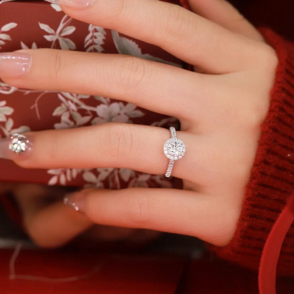 1 Carat Moissanite Princess Cut Ring for Women PT950 Platinum Round Bag Plump Design Luxury Party Focus Engagement Band