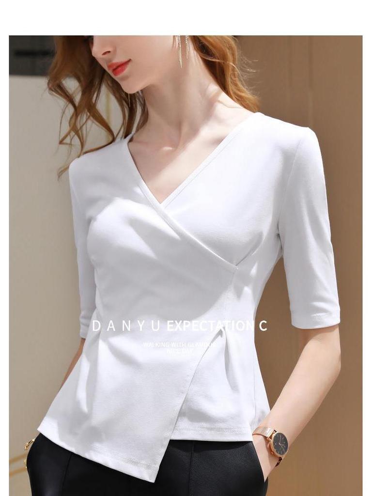 Asymmetrisches Damen-Baumwoll-T-Shirt mit V-Ausschnitt, schlankmachender Passform und gerafften Dreiviertelärmeln