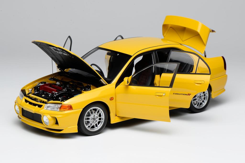 FREESTYLE MOTORHELIX Scale Mitsubishi Lancer Evolution EVO IV Dandelion Yellow Finished Model M84006 1/18