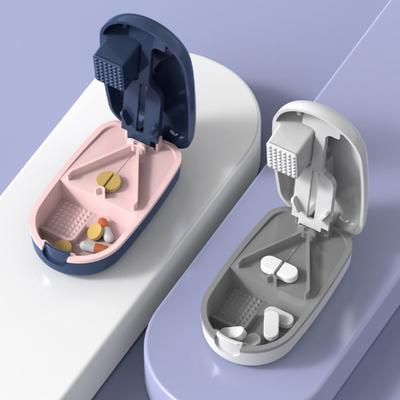 Sicheres Schneiden von Pillen, Pillenteiler und -splitter mit Spender, täglicher Gebrauch, Vitamine, Tabletten, genaues und einfaches Schneiden, Reisegröße, BPA-frei