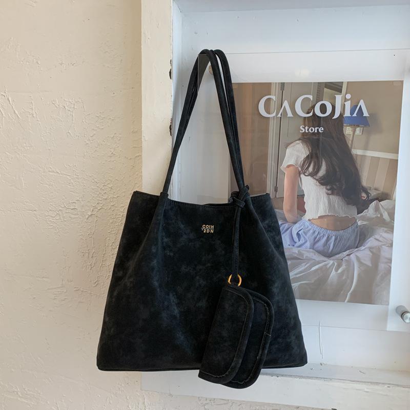 

Korean version retro large-capacity bag women s 2025 new fashion and simplicity commuter shoulder bag portable bucket bag чёрный