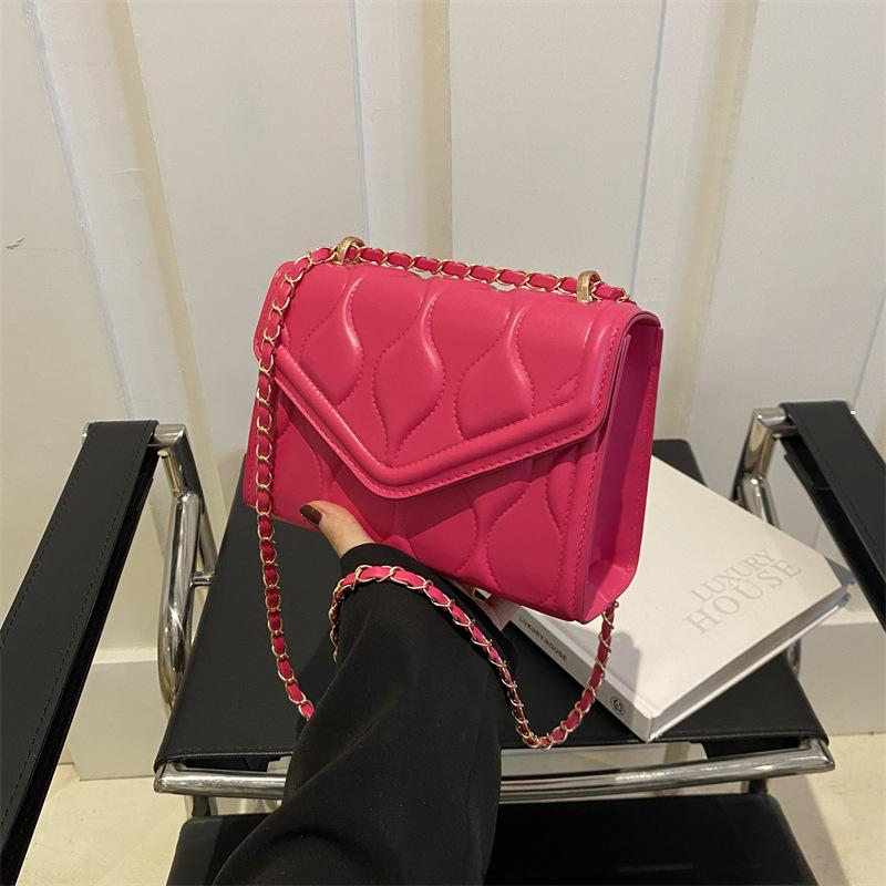 

Модна суцільна кольорова сумка на ланцюжку для жінок, нова 2024, повсякденна, проста, темпераментна, маленька квадратна сумка-мессенджер рожевий червоний колір