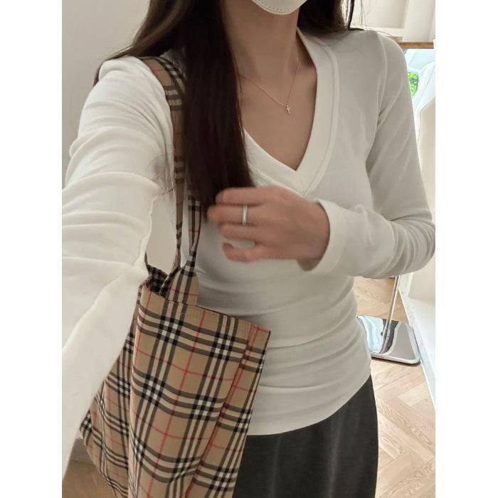 

Женский облегающий топ с V-образным вырезом и длинным рукавом однотонного цвета - Осень/Зима 2025 Large белый