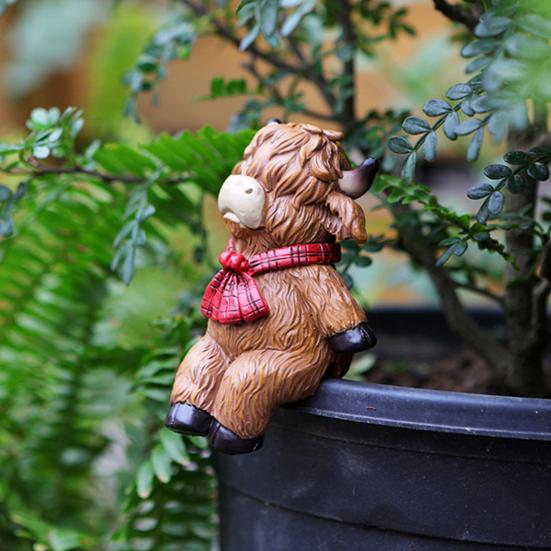 2Pcs Cartoon Highland Cow Figurine Couple Highland Cattle Statue Resin Sculpture Outdoor Garden Flower Pot Hugger Ornament Decoration