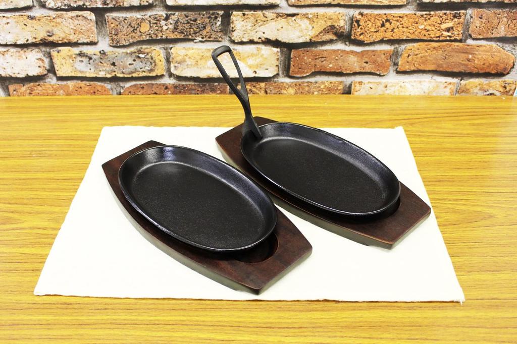 Set of 2 Steak Plates with Handles (with Wooden Frame)