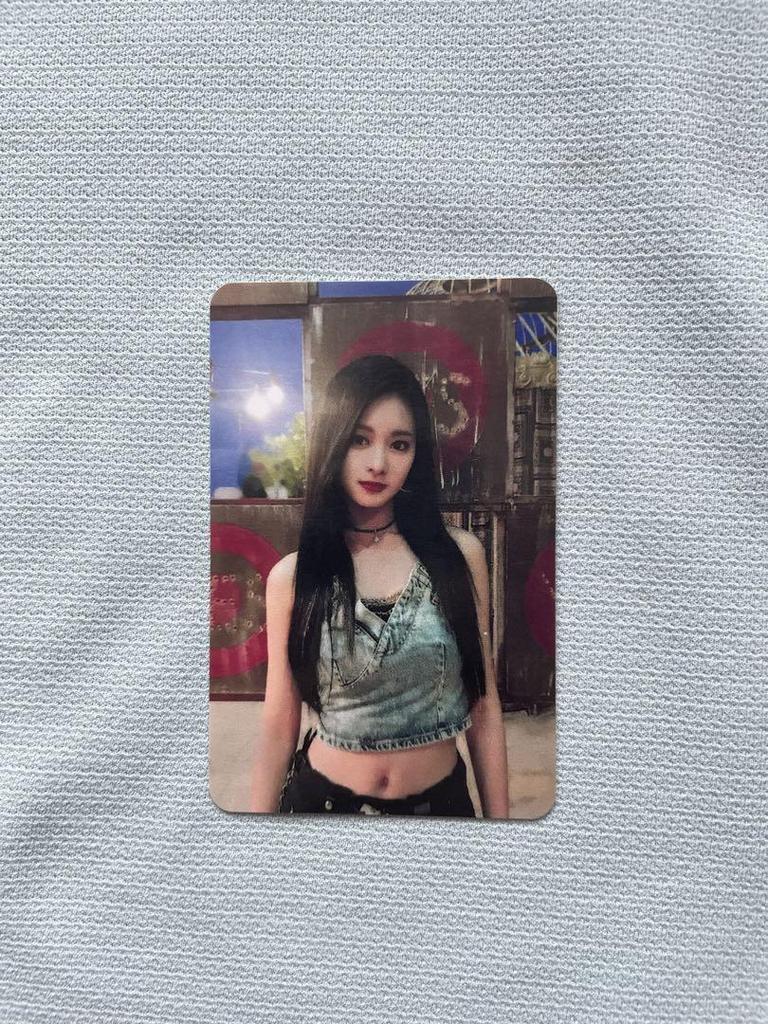 [USED] Twice Yes or Yes Tzuyu trading cards