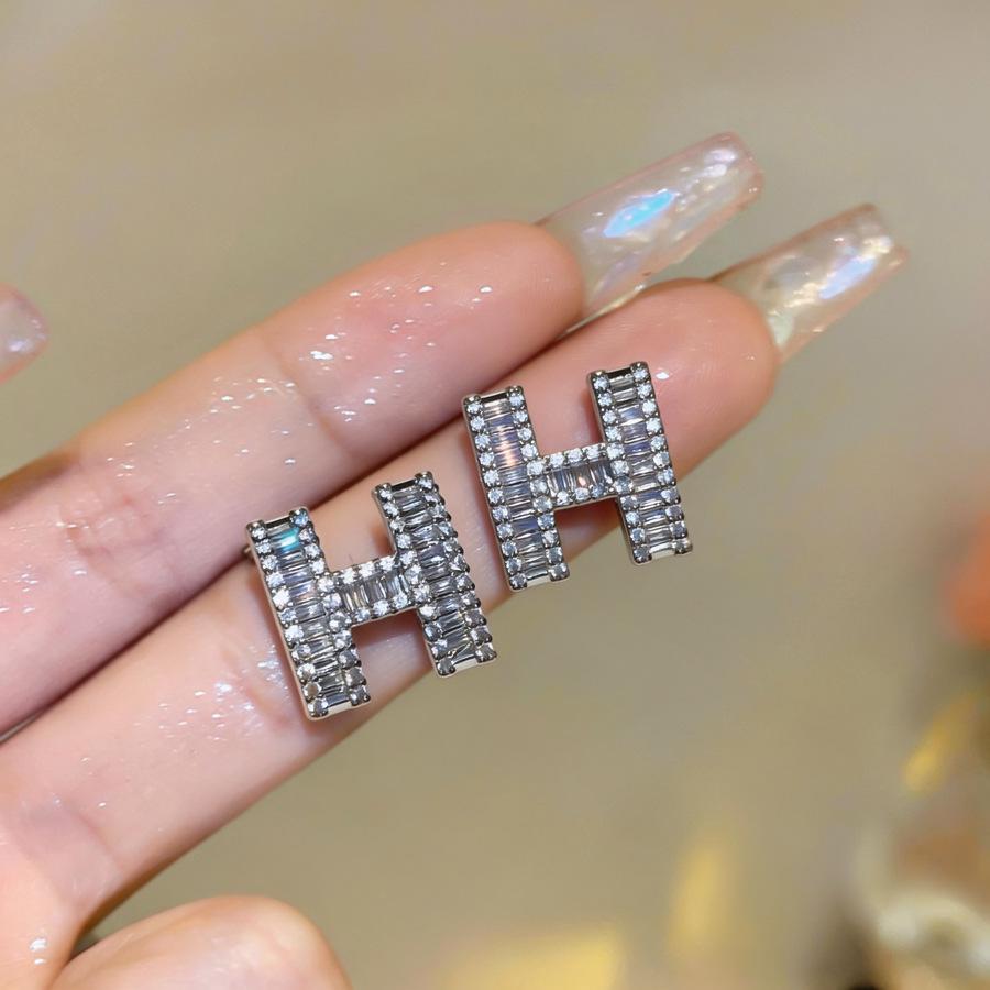 Silver Needle Rhinestone Letter Stud Earrings - Real Gold Plated, Super Shiny, Personalized, Cool Style, Light Luxury Niche Jewelry.