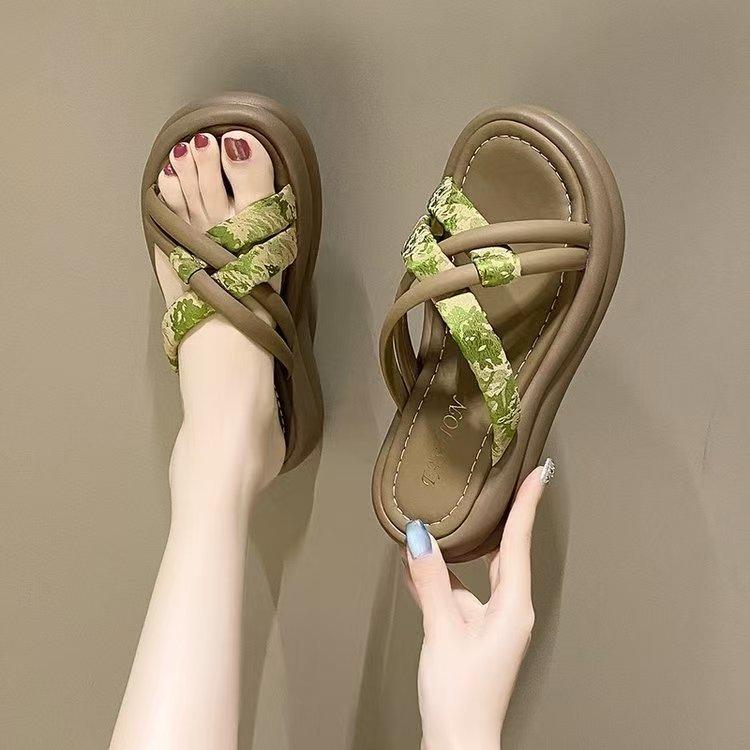 New Chinese style niche design thick-soled slippers women's outer wear 2025 summer new models with skirts beach slippers