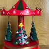 Karussell-Spieluhr Drehendes Pferd-förmige Spieluhr mit 4 Weihnachtsbäumen Musikalisches Karussell spielt Merry Christmas für Feiertags-Geburtstagsgeschenke