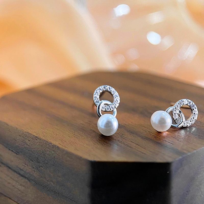 

Серьги с двойными кольцами и жемчугом для женщин с нишевым дизайном и высоким качеством