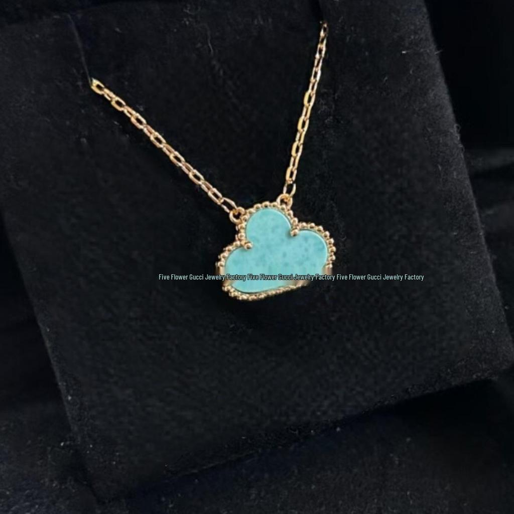 Náhrdelník Van Cleef se čtyřlístkem: Zlatý přívěsek pro ženy s pětilistým designem, bílou perletí, červeným achátem a diamantem.