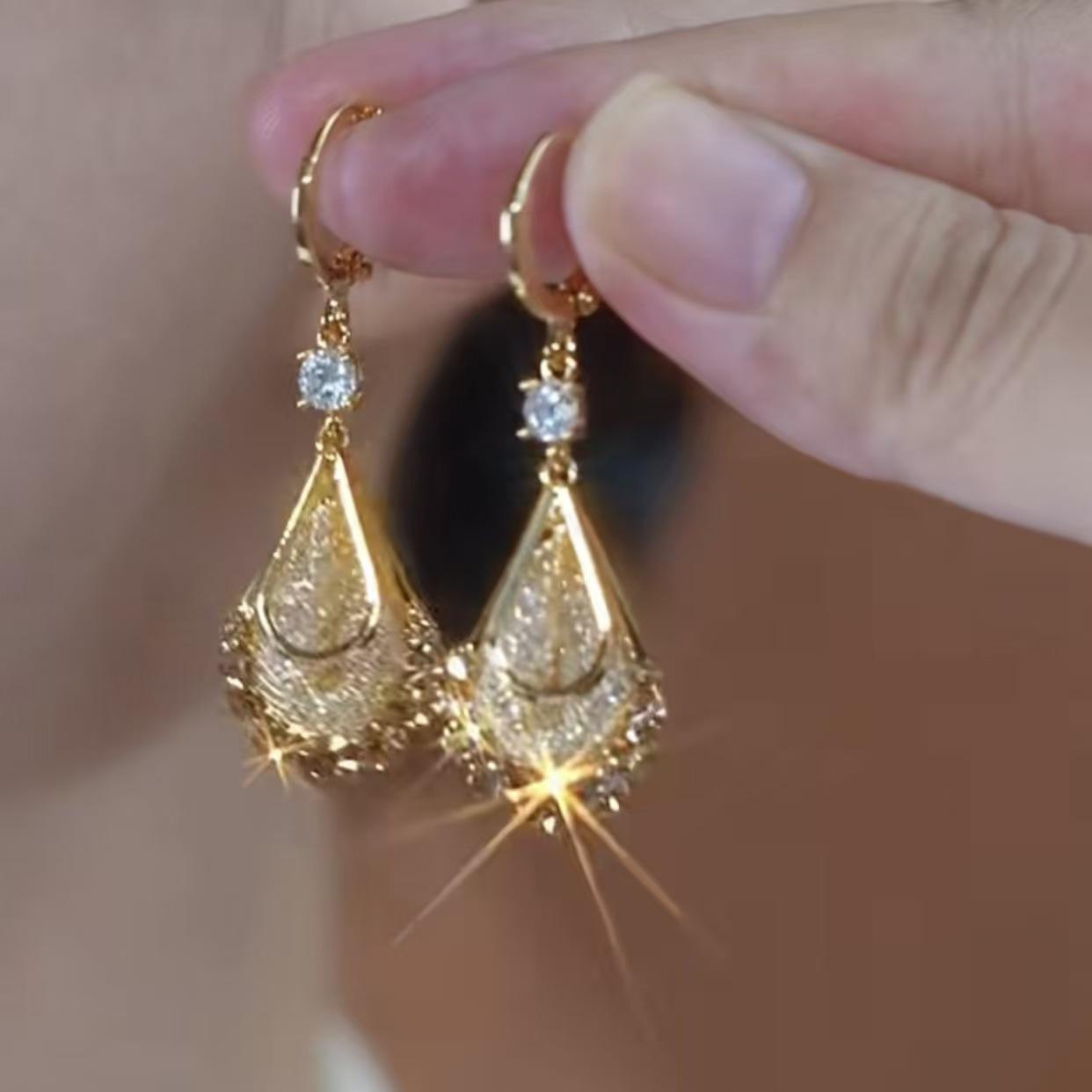 

New trendy gold wire mesh colored crystal earrings, light luxury high-end fashion Internet celebrity geometric ear buckle temperament earrings