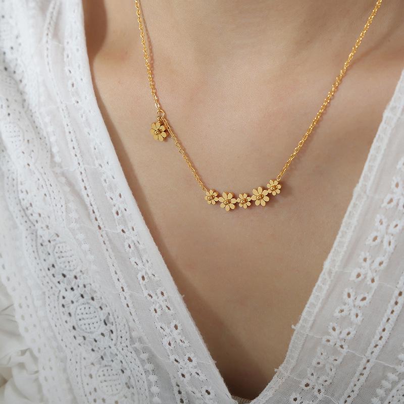 18K Gold Titanium Steel Classic Flower Pendant Necklace - Vintage, Elegant, Versatile, Niche Jewelry