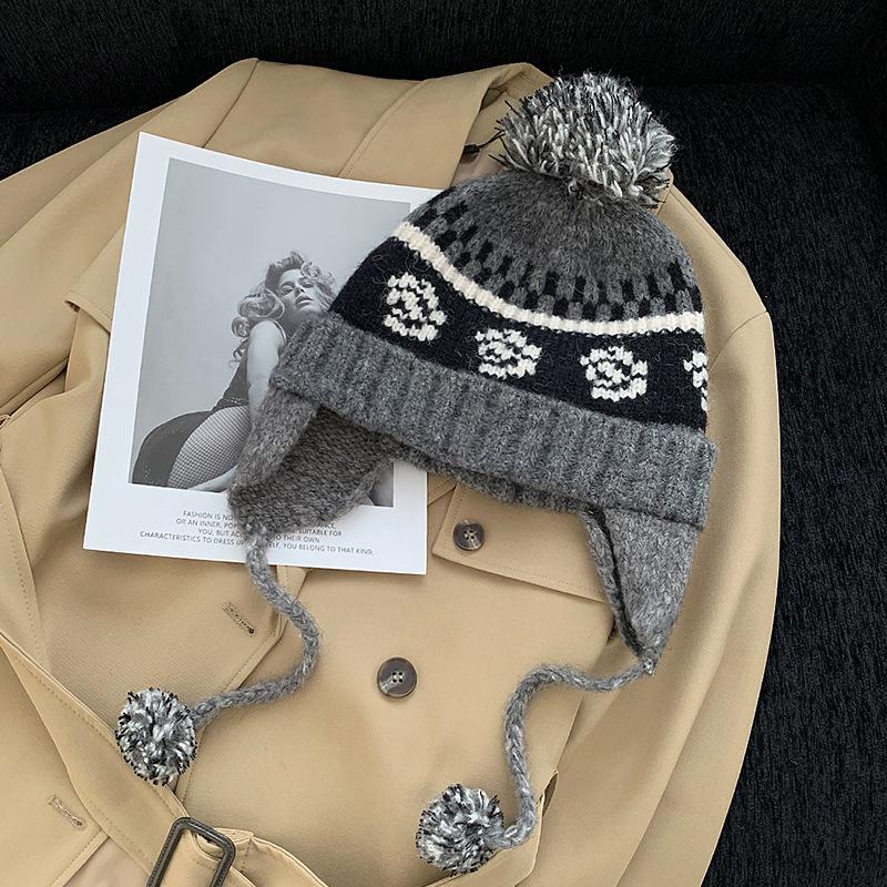 

Retro ethnic wind Lei Feng hat women s season warm ear protection cold hairball knitted hat ski pullover hat M（56-58cm） сірий колір
