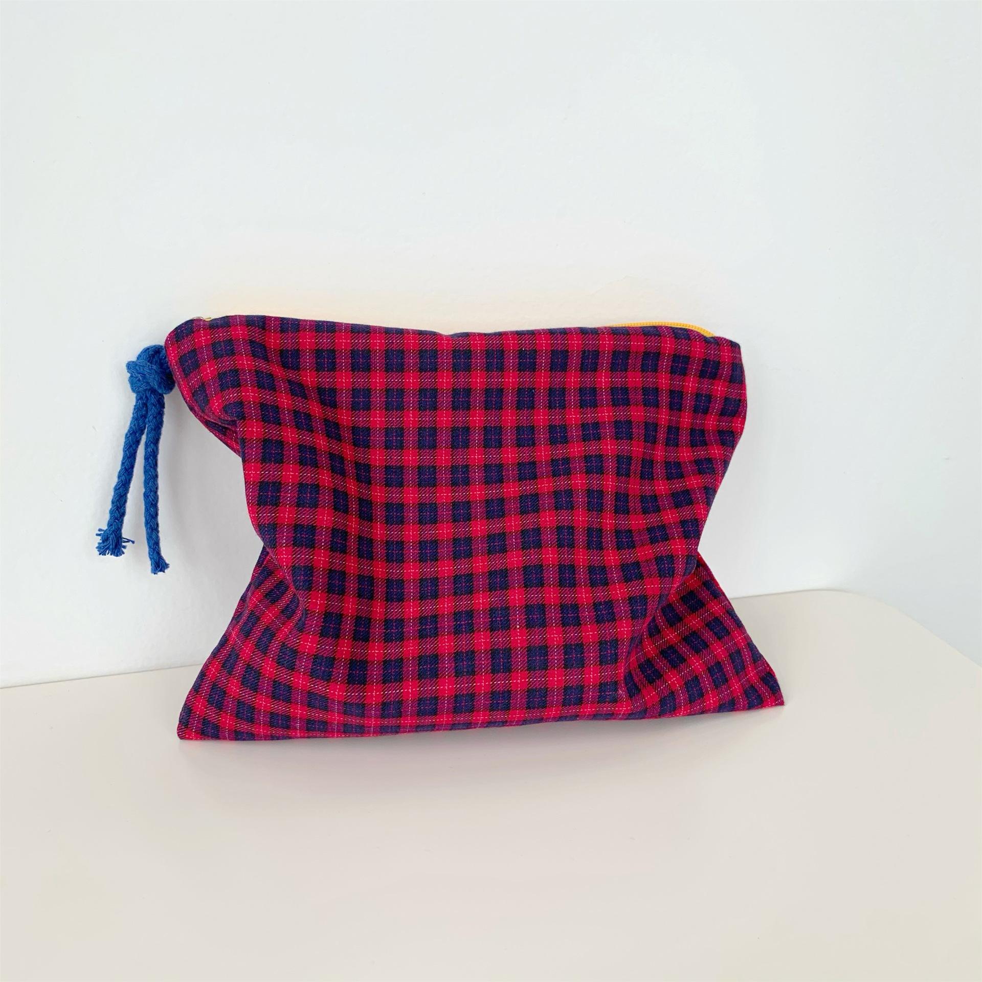

A women s plaid cosmetic bag, large capacity cotton, suitable for travel, make-up