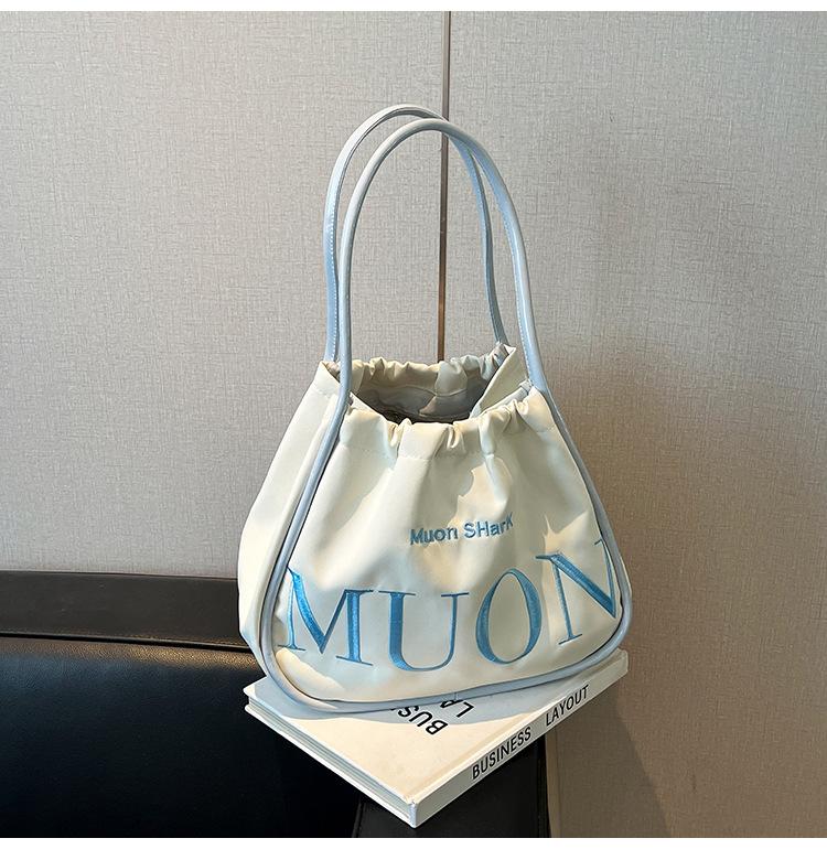 

Folded drawstring large-capacity tote bag women s 2025 summer new high-end textured commuter bucket shoulder bag белый