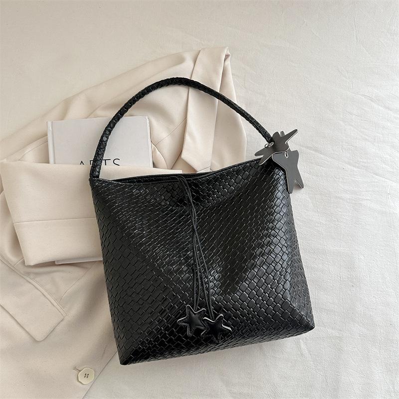 

Popular super fire woven bag women s new highend shoulder underarm bag largecapacity commuter tote bag чёрный