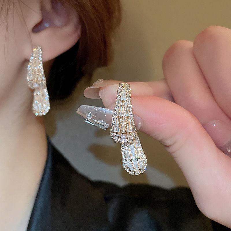 Exquisite Geometric Flower Diamond Stud Earrings - Light Luxury Fashion Style