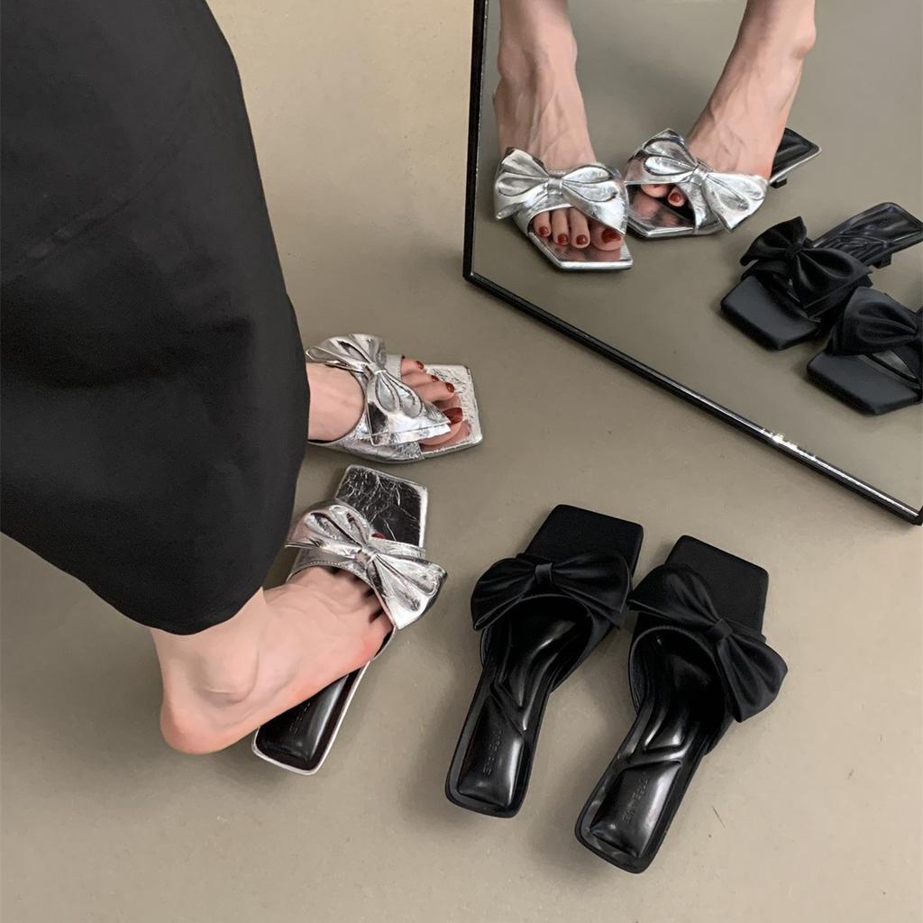 Silberne Schleifensandalen Oberbekleidung Damenschuhe Sommer 2025 neu dünner Absatz eckige Spitze Wortsandalen Tide