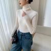 Elegant White Cashmere Turtleneck Women's Slim Fit Sweater - Flattering Autumn/Winter Knitwear.