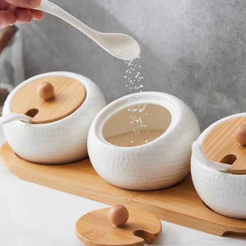 Set di barattoli per spezie in ceramica con coperchio in bambù, cucchiaino e vassoio, contenitore per sale, zucchero e condimenti da cucina