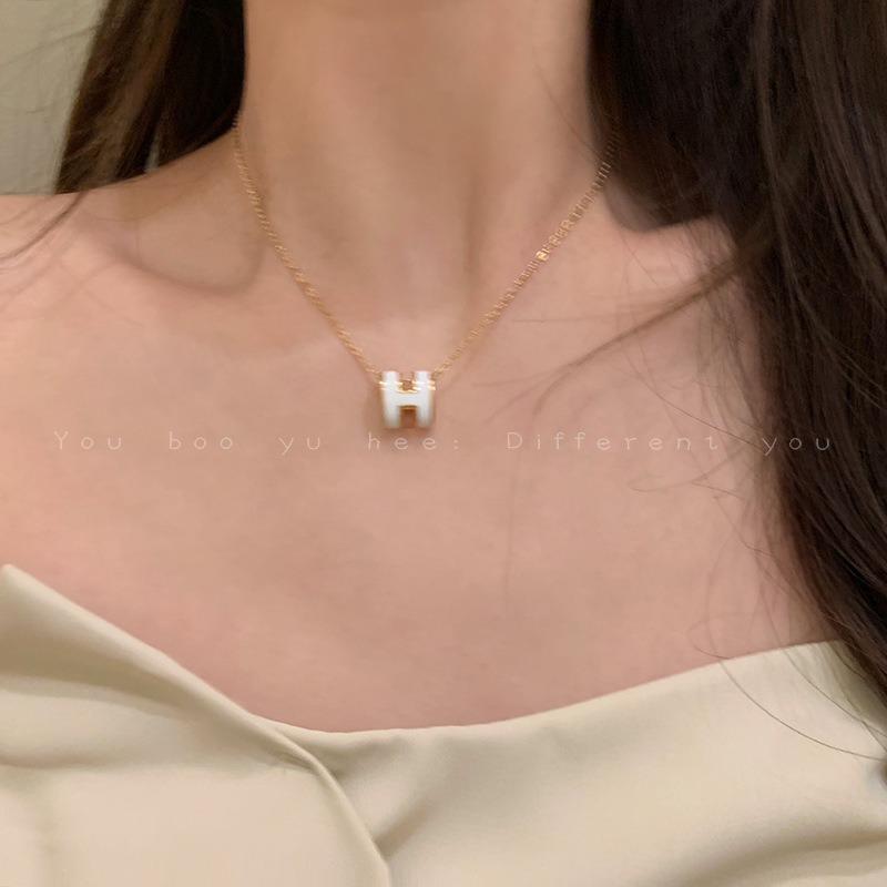 H letter pendant necklace women's niche high-end neck chain Xia titanium steel non-fading collarbone chain