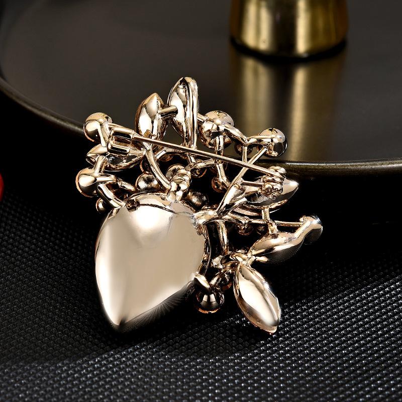 Ladies Light Luxury Design Elegant and Fashionable Flower Brooch Versatile and Unique Design Sense Birthday Party Gift