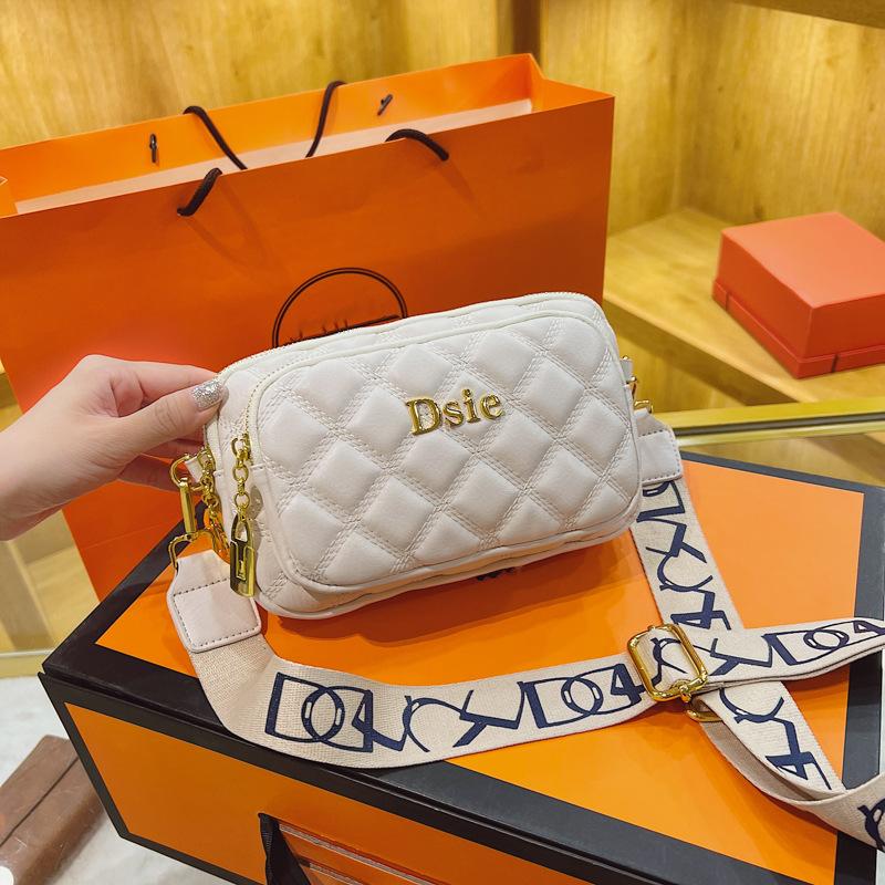 

Сумка с ромбами в стиле сяосянфэн, женская, 2025, новая, трендовая, модная, повседневная, универсальная сумка-мессенджер, нишевая, на одно плечо, подмышечная женская сумка белый