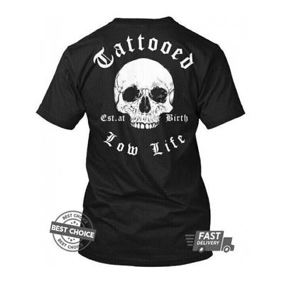 Europäische Größen Tätowierter Totenkopf Grafik Plus Size T-Shirt - Stylisches Lässiges Schwarzes T-Shirt mit 'Est. 'at Birth' Text und 'Low Life' Design