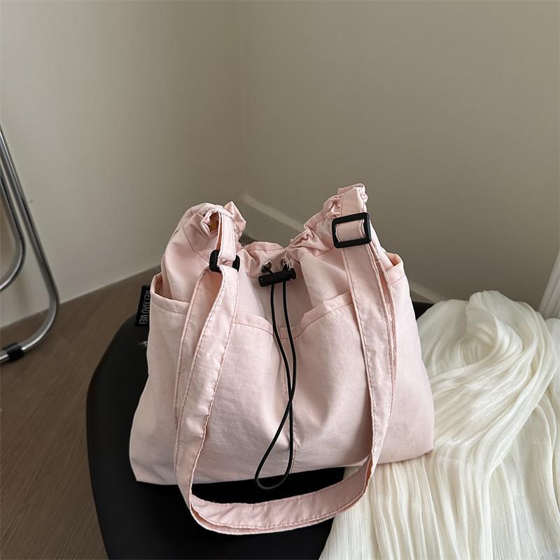 Trendy Women's Casual Tote Bag Spacious Bucket Bag With Soft Feel And Stylish Design For Commuting