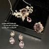 Papalacha, Colar de Videira com Uvas de Pedra Preciosa Rosa em Forma de Ovo, Antigo, Brincos de Zircônia em Forma de Gota Banhados a Pó de Ouro 18K.